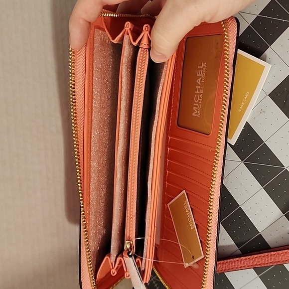 Michael Kors Large Wallet in Grapefruit NWT - Picture 6 of 7